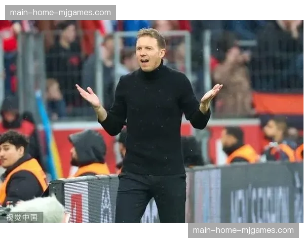 德国队主帅纳格尔斯曼现身威斯特法伦球场，考察多特与拜仁的国脚。