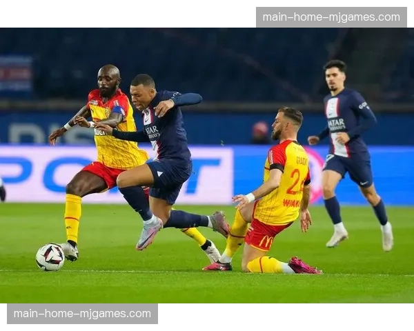 数据对决：本轮焦点战双方——里尔与朗斯，分列传中次数榜第一与防守传中最佳榜第一