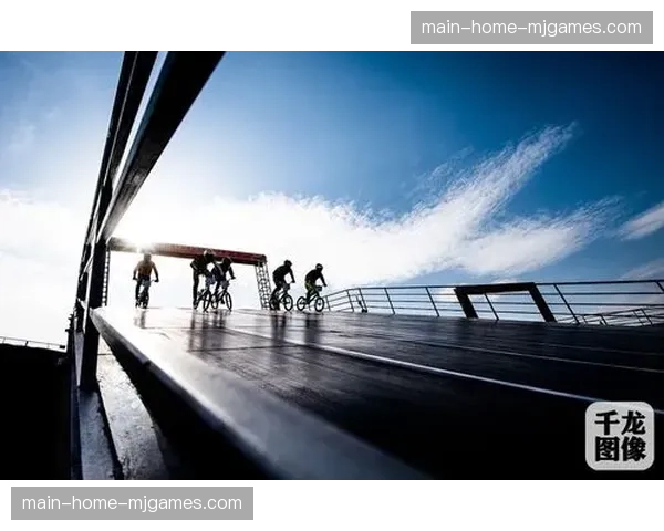雨中激战：镜头记录BMX竞速赛选手在湿滑赛道上的每一次腾跃与落地