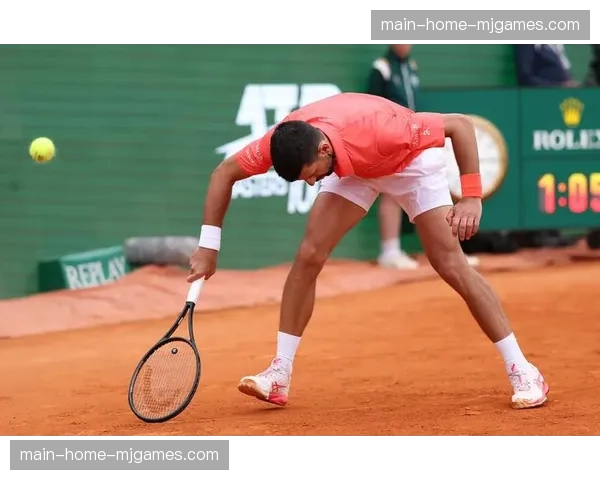 特写：德约科维奇蒙特卡洛大师赛出局后独自加练，对镜头发呆五分钟